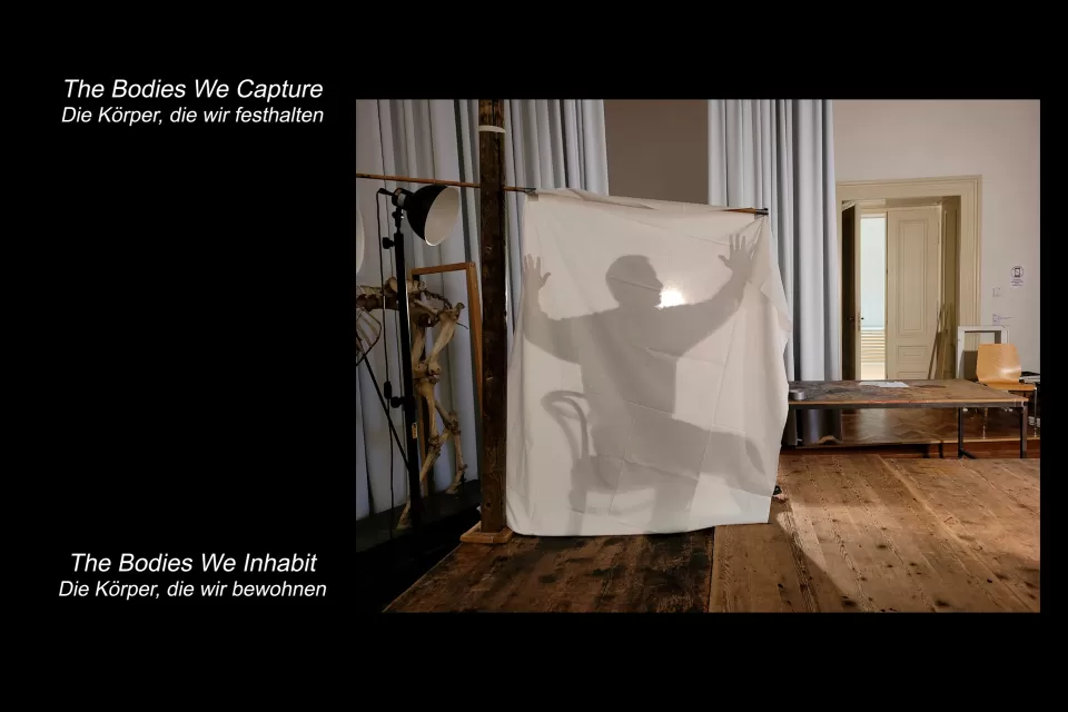 Foto vom Aktsaal, Schatten einer Person hinter einer Leinwand