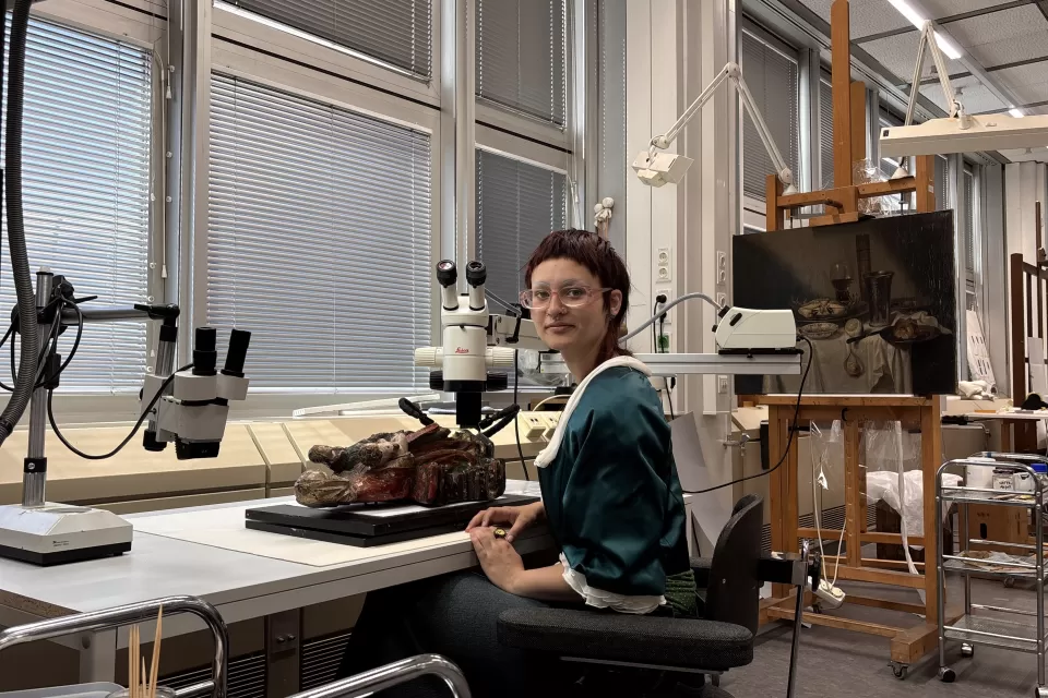 Marah am Arbeitsplatz mit einem Mikroskop