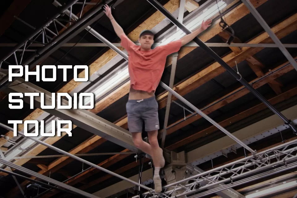 Foto: Student hängt in der Luft, Titel: Photo Studio Tour