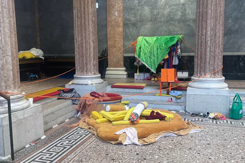bunte Installation in der Aula