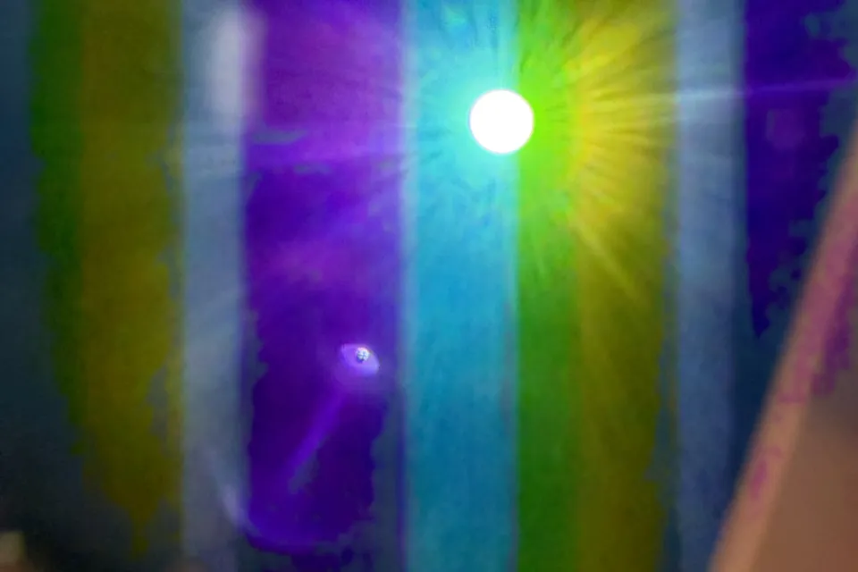 Lichtinstallation blau-violett-grün-gelb