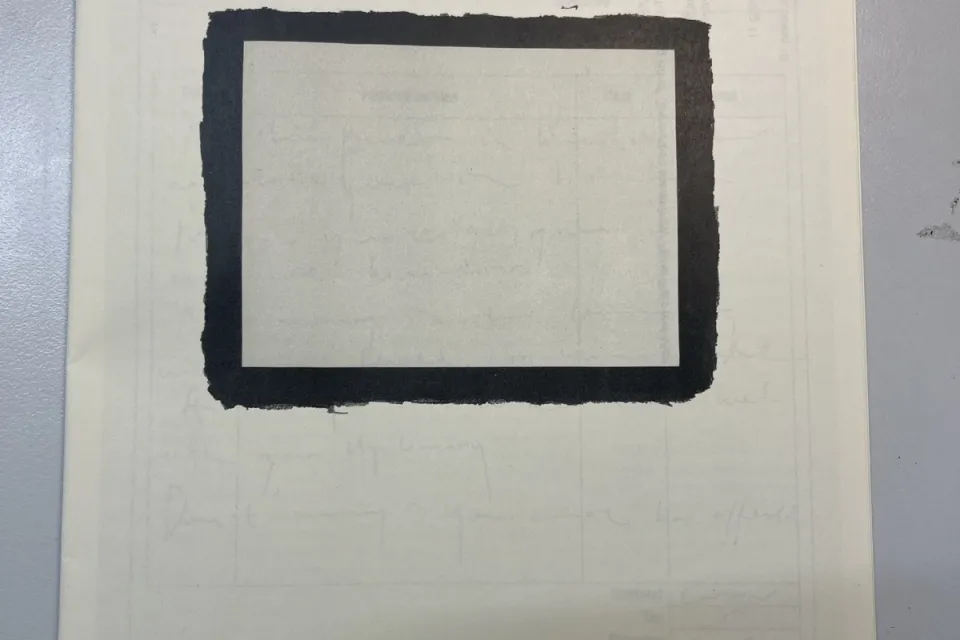 Broschüre mit schwarzem Rechteck am Cover
