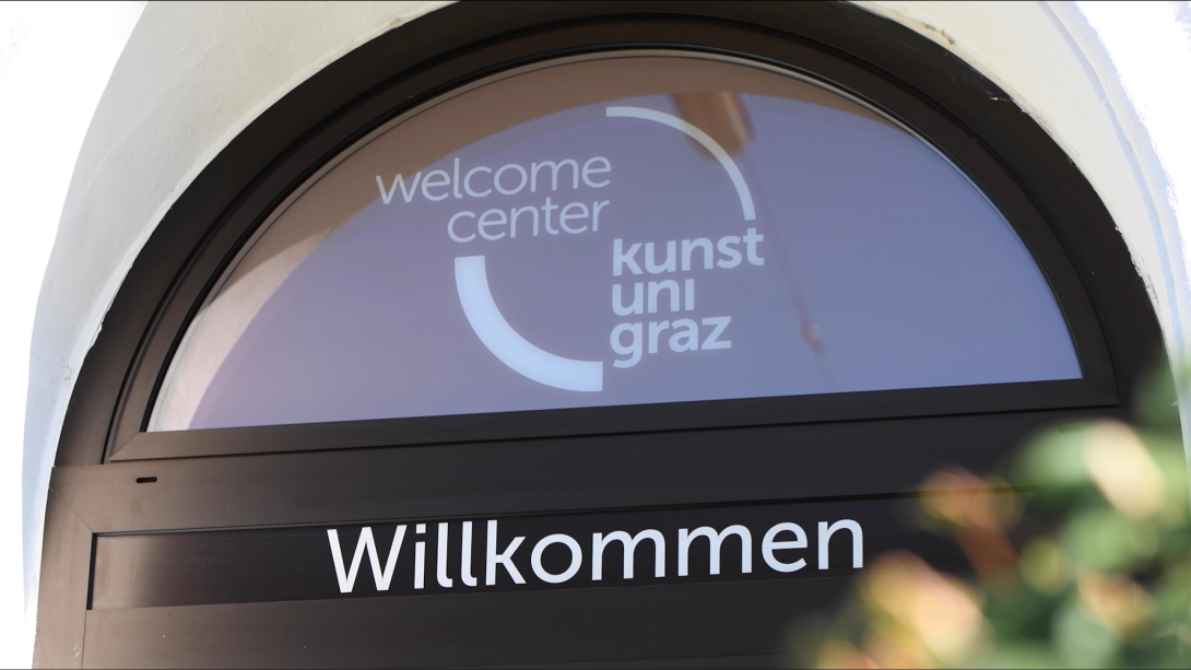 Eingangstür und Logo des Welcome Center der Kunstuni Graz