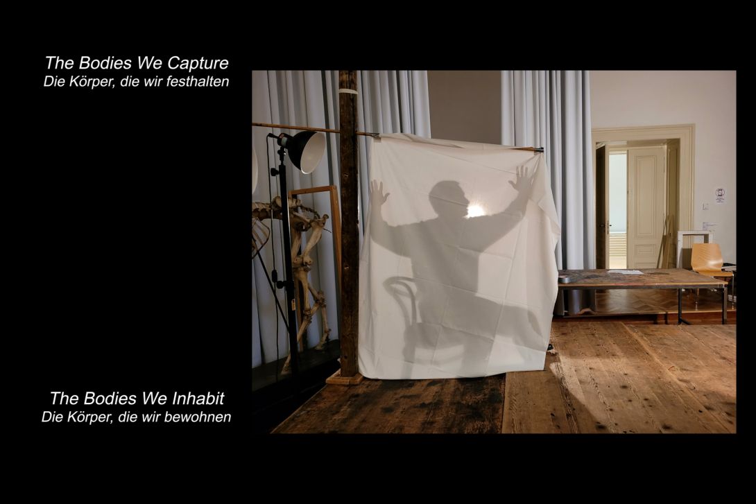 Foto vom Aktsaal, Schatten einer Person hinter einer Leinwand