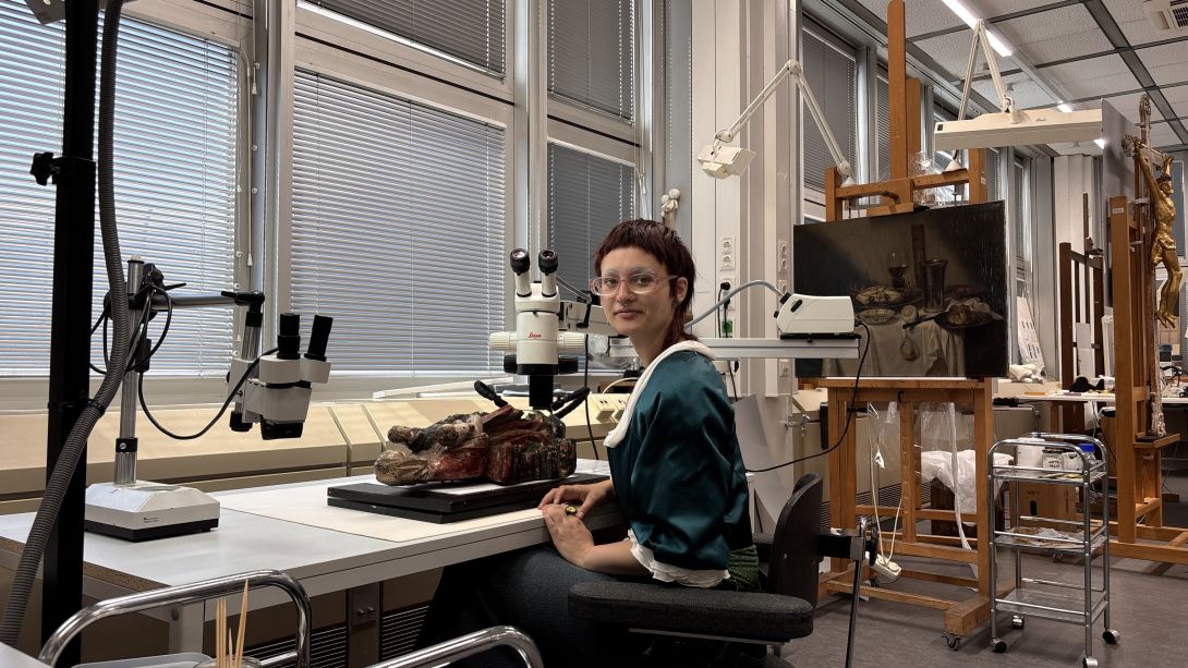 Marah am Arbeitsplatz mit einem Mikroskop