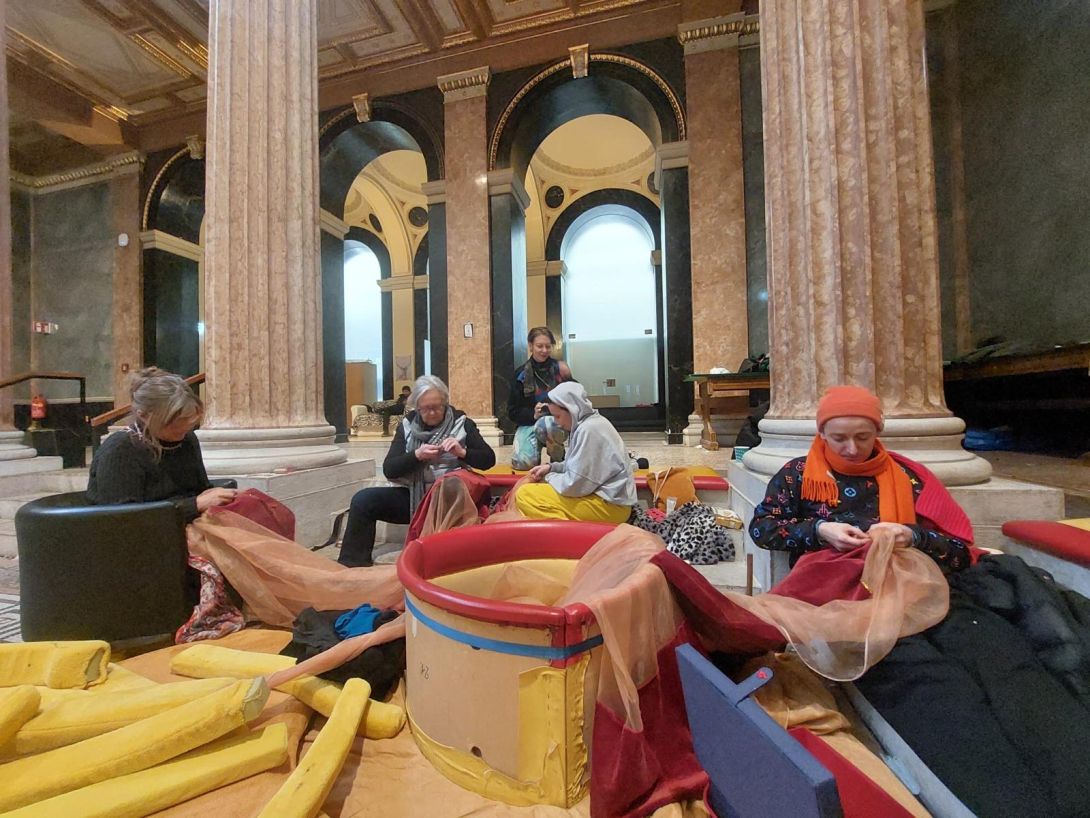 Performance-Intervention in der Aula am Schillerplatz