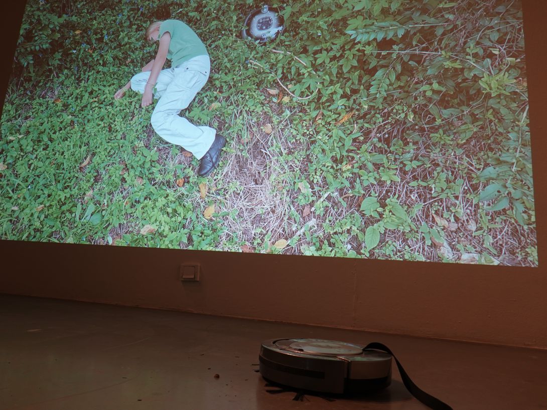 Videostill: Person liegt auf einer Wiese