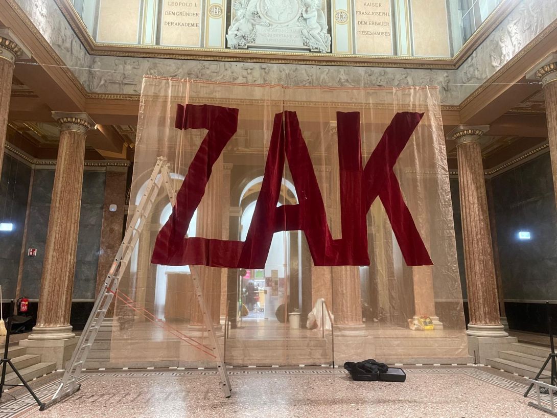 Vorhang-Installation mit Aufschrift ZAK in der Aula