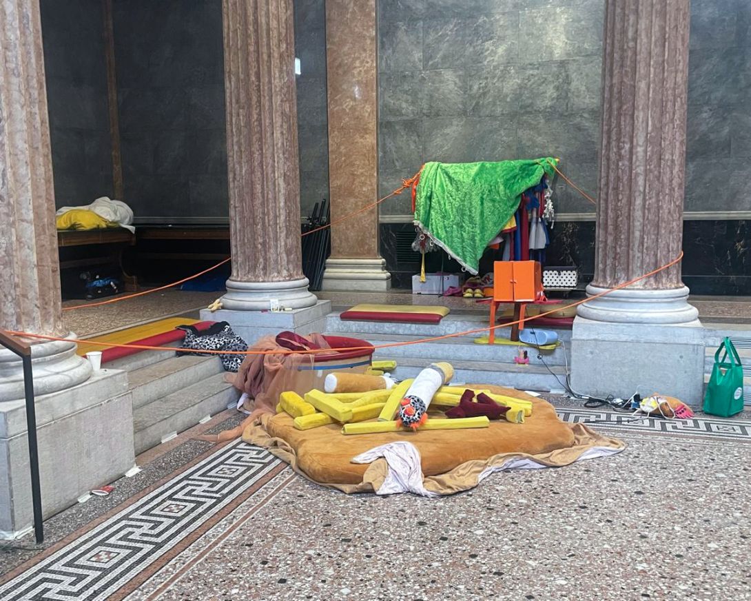 bunte Installation in der Aula