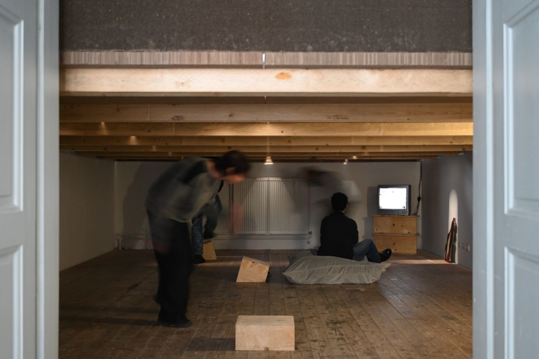 Rauminstallation von unten gesehen
