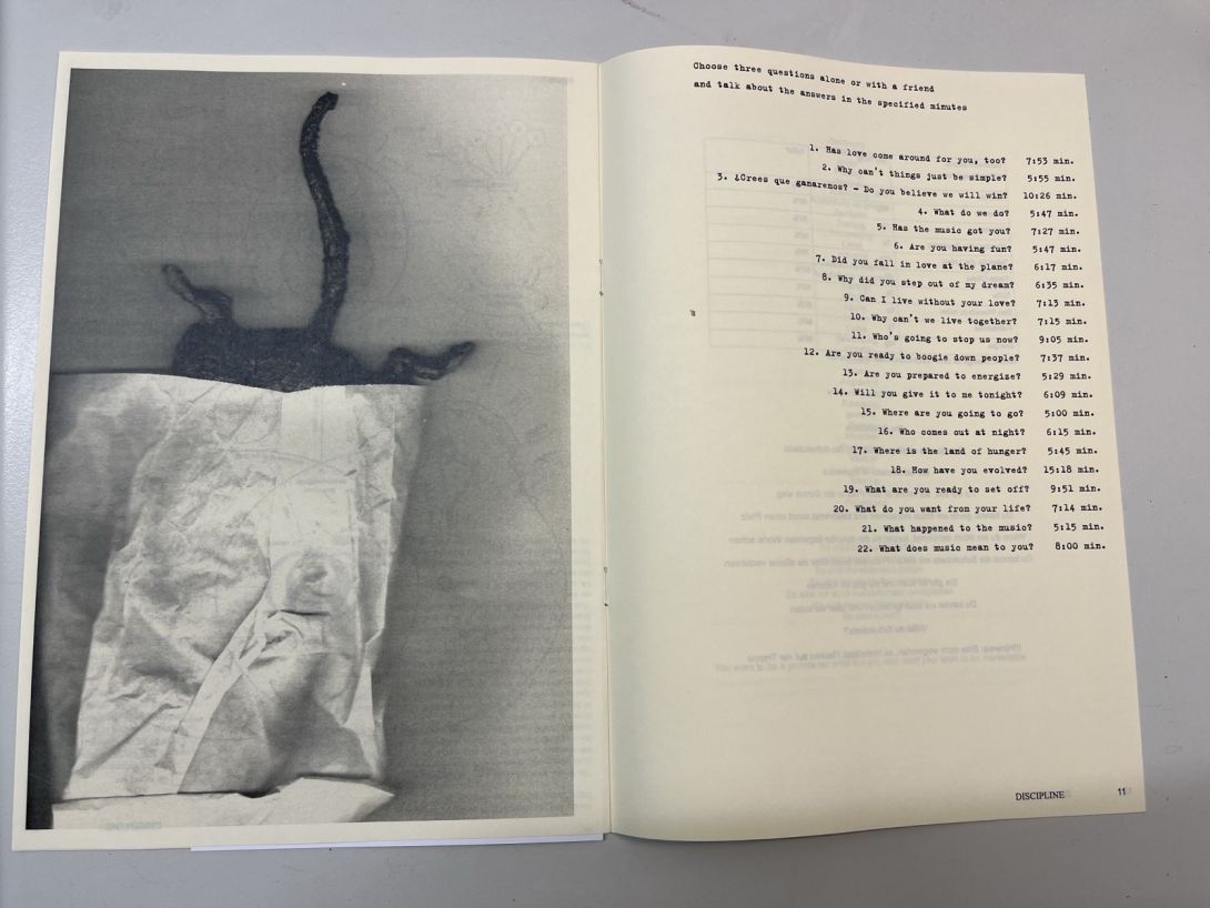 offenes Buch mit Bild und Text